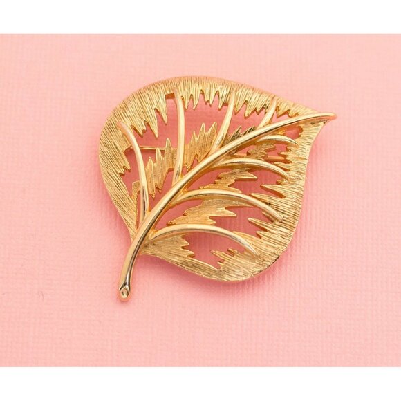 Vintage Gold Tone Beautiful Leaf Brooch | H17 - Picture 1 of 2